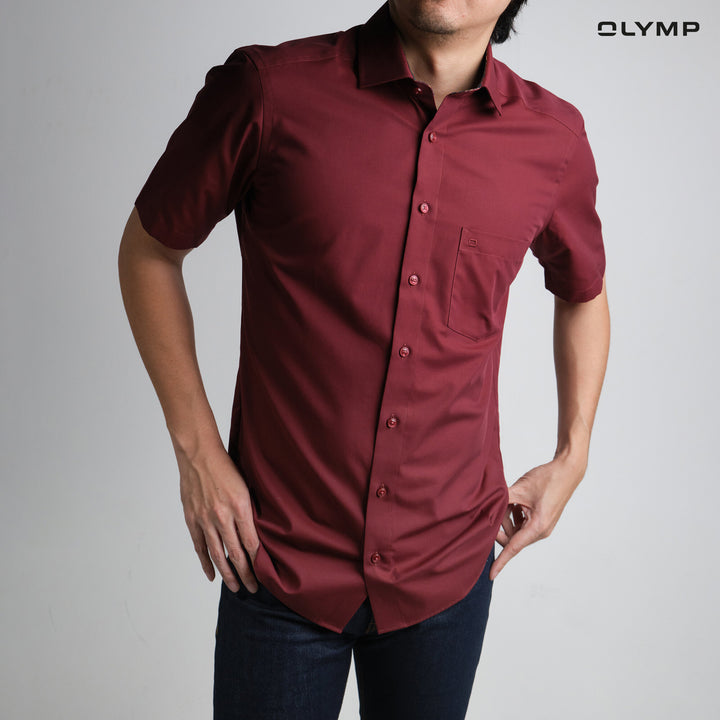 OLYMP  LUXOR Shirt เสื้อเชิ้ตผู้ชายแขนสั้น สีน้ำแดงเข้ม ผ้าเรียบ ทรงหลวม ใส่สบาย รีดง่าย AUTU24 