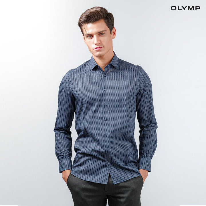 OLYMP  Level Five Shirt เสื้อเชิ้ตชาย สีน้ำเงินเข้ม พิมพ์ลายกราฟิก ทรงพอดีตัว ยืดหยุ่นได้ดี รีดง่าย AUTU23 