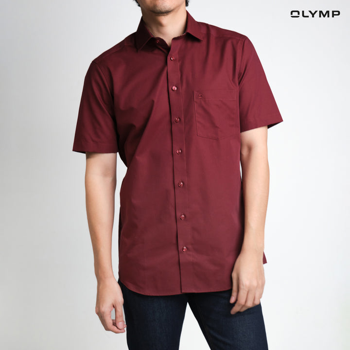 OLYMP  LUXOR Shirt เสื้อเชิ้ตผู้ชายแขนสั้น สีน้ำแดงเข้ม ผ้าเรียบ ทรงหลวม ใส่สบาย รีดง่าย AUTU24 