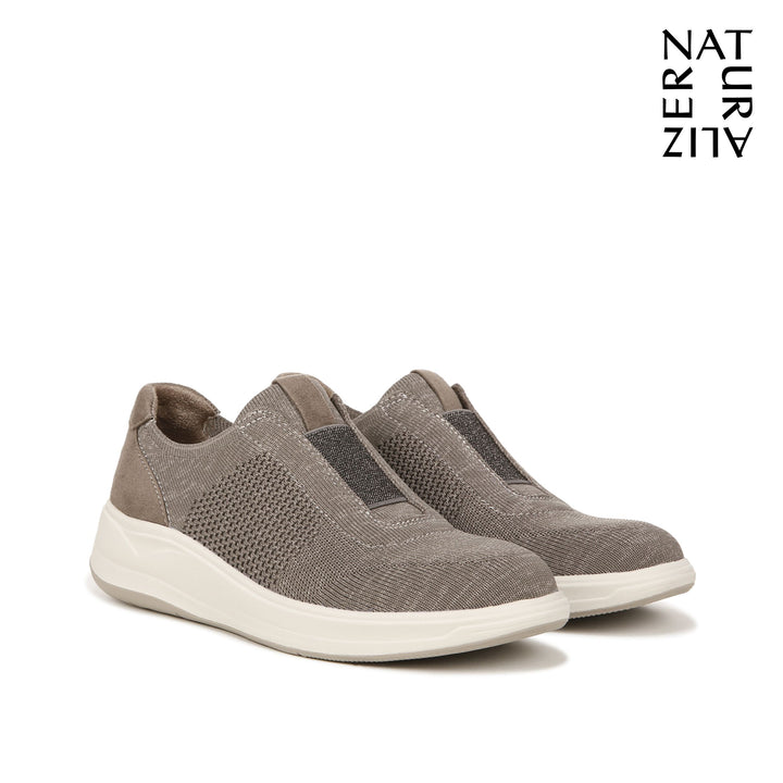 BZEES by NATURALIZER รองเท้ารุ่น 'TROPHY' Slip On (NIS26) 