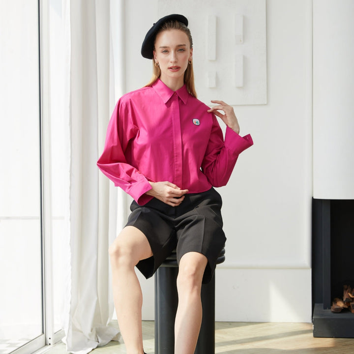 ELLE เสื้อเชิ๊ตสตรีผ้า COTTON แขนยาว ทรง CROP ติดชิ้นโลโก้ LIMITED EDITION COLLECTION ELLE 80 YEARS ที่อก รุ่น W3B392 ELLE