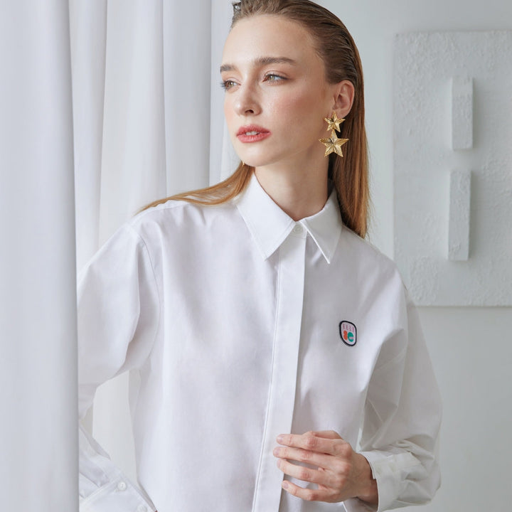ELLE เสื้อเชิ๊ตสตรีผ้า COTTON แขนยาว ทรง CROP ติดชิ้นโลโก้ LIMITED EDITION COLLECTION ELLE 80 YEARS ที่อก รุ่น W3B392 ELLE