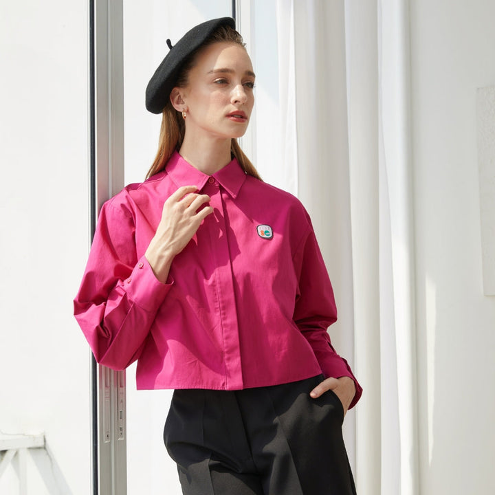 ELLE เสื้อเชิ๊ตสตรีผ้า COTTON แขนยาว ทรง CROP ติดชิ้นโลโก้ LIMITED EDITION COLLECTION ELLE 80 YEARS ที่อก รุ่น W3B392 ELLE