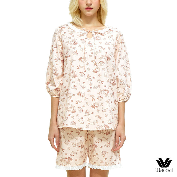 Wacoal CAFE’ CATION ชุดนอนคอระบาย แขน 3 ส่วน ขาสั้น พิมพ์ลาย Coffee&Bread รุ่น WN9E30 Wacoal