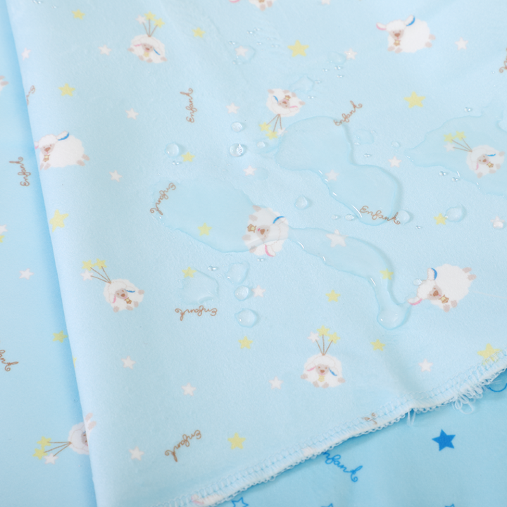 ENFANT (อองฟองต์) ผ้ารองกันน้ำ Crytal Velvet (ผ้ากำมะหยี่นุ่ม) ลายน้องแกะ น่ารัก สีฟ้า 