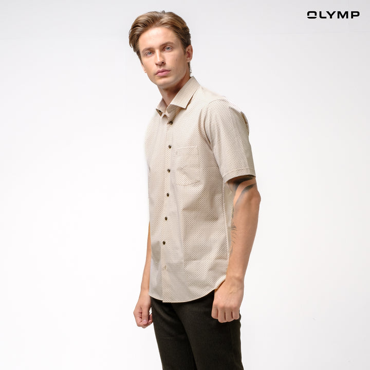 OLYMP  24/Seven DYNAMIC FLEX LUXOR Shirt เสื้อเชิ้ตชายแขนสั้น สีน้ำตาล ลายพิมพ์มินิมัล ทรงหลวม มีความยืดหยุ่น รีดง่าย (SPRING24) SPRI24 