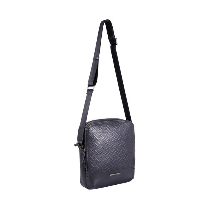 Guy Laroche กระเป๋าสะพายผู้ชาย แบบ Cross Body รุ่น MGC0323CW5 - สีดำ ICCSHOPPING