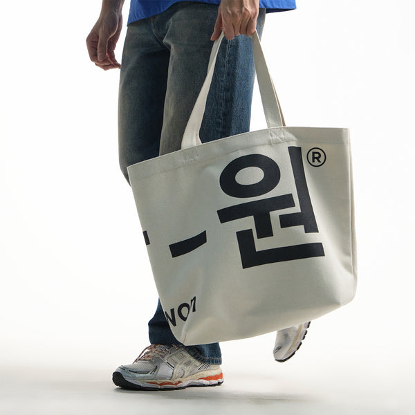 era-won กระเป๋าผ้า Medium Korea Bag สี Signature beige (เบจสกรีนดำ) 