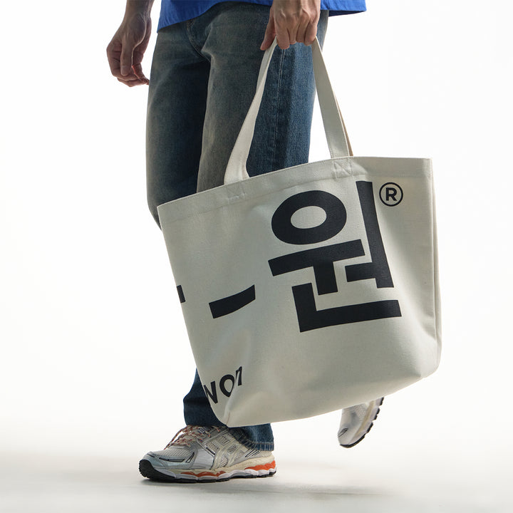 era-won กระเป๋าผ้า Medium Korea Bag สี Signature beige (เบจสกรีนดำ) 