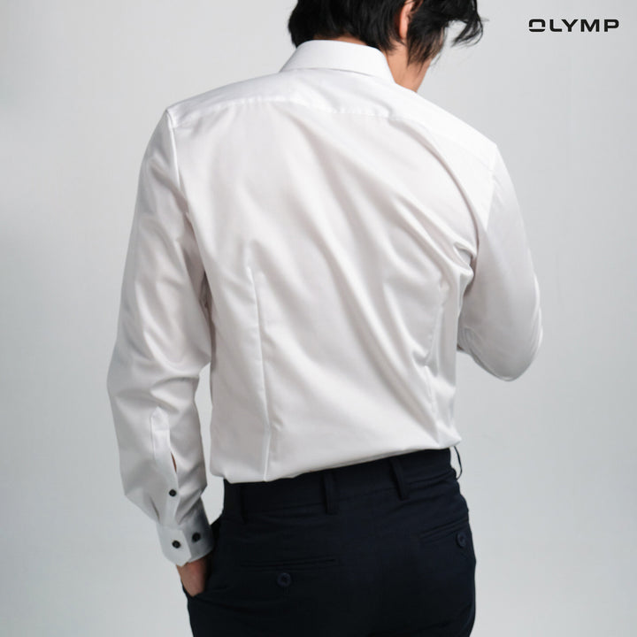 OLYMP  Level Five Shirt เสื้อเชิ้ตผู้ชายแขนยาว สีขาว ผ้าเรียบแต่งแขน ทรงพอดีตัว ยืดหยุ่นได้ดี รีดง่าย  AUTU24 