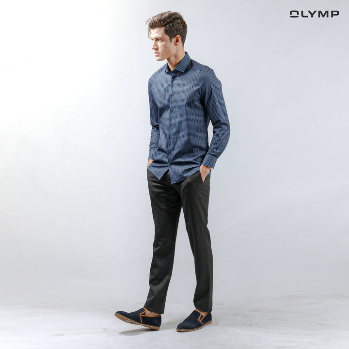 OLYMP  Level Five Shirt เสื้อเชิ้ตชาย สีน้ำเงินเข้ม พิมพ์ลายกราฟิก ทรงพอดีตัว ยืดหยุ่นได้ดี รีดง่าย AUTU23 