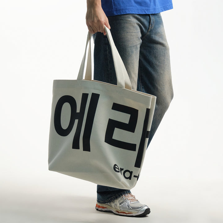 era-won กระเป๋าผ้า Medium Korea Bag สี Signature beige (เบจสกรีนดำ) 