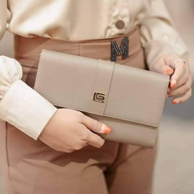 Guy Laroche กระเป๋าสะพายสตรี รุ่น CLASSIC III ( หนังอัดลาย ) - AGH0112_BR 