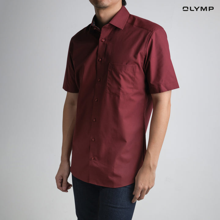 OLYMP  LUXOR Shirt เสื้อเชิ้ตผู้ชายแขนสั้น สีน้ำแดงเข้ม ผ้าเรียบ ทรงหลวม ใส่สบาย รีดง่าย AUTU24 