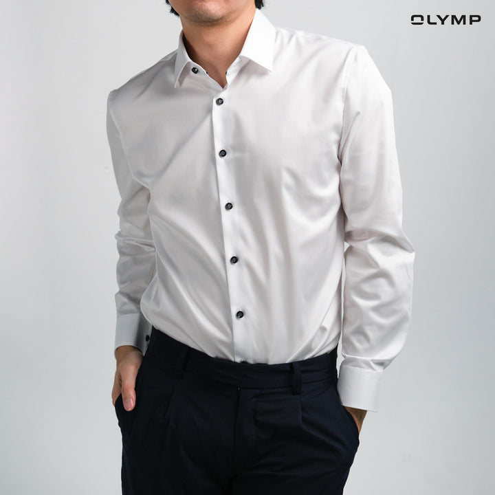 OLYMP  Level Five Shirt เสื้อเชิ้ตผู้ชายแขนยาว สีขาว ผ้าเรียบแต่งแขน ทรงพอดีตัว ยืดหยุ่นได้ดี รีดง่าย  AUTU24 