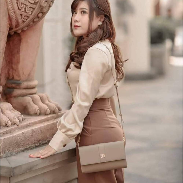 Guy Laroche กระเป๋าสะพายสตรี รุ่น CLASSIC III ( หนังอัดลาย ) - AGH0112_BR 