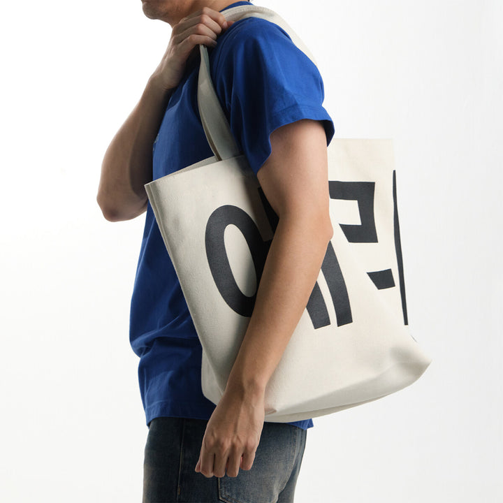 era-won กระเป๋าผ้า Medium Korea Bag สี Signature beige (เบจสกรีนดำ) 