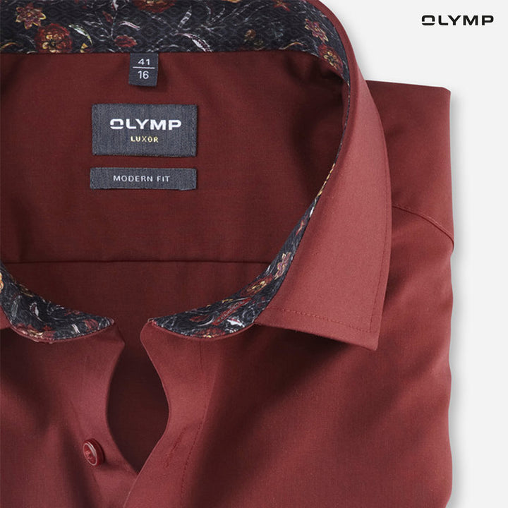 OLYMP  LUXOR Shirt เสื้อเชิ้ตผู้ชายแขนสั้น สีน้ำแดงเข้ม ผ้าเรียบ ทรงหลวม ใส่สบาย รีดง่าย AUTU24 