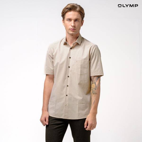 OLYMP  24/Seven DYNAMIC FLEX LUXOR Shirt เสื้อเชิ้ตชายแขนสั้น สีน้ำตาล ลายพิมพ์มินิมัล ทรงหลวม มีความยืดหยุ่น รีดง่าย (SPRING24) SPRI24 