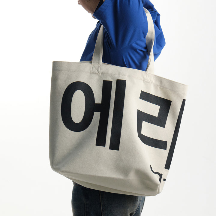 era-won กระเป๋าผ้า Medium Korea Bag สี Signature beige (เบจสกรีนดำ) 