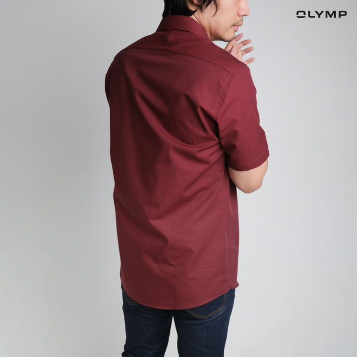 OLYMP  LUXOR Shirt เสื้อเชิ้ตผู้ชายแขนสั้น สีน้ำแดงเข้ม ผ้าเรียบ ทรงหลวม ใส่สบาย รีดง่าย AUTU24 