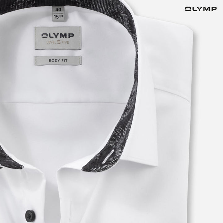 OLYMP  Level Five Shirt เสื้อเชิ้ตผู้ชายแขนยาว สีขาว ผ้าเรียบแต่งแขน ทรงพอดีตัว ยืดหยุ่นได้ดี รีดง่าย  AUTU24 