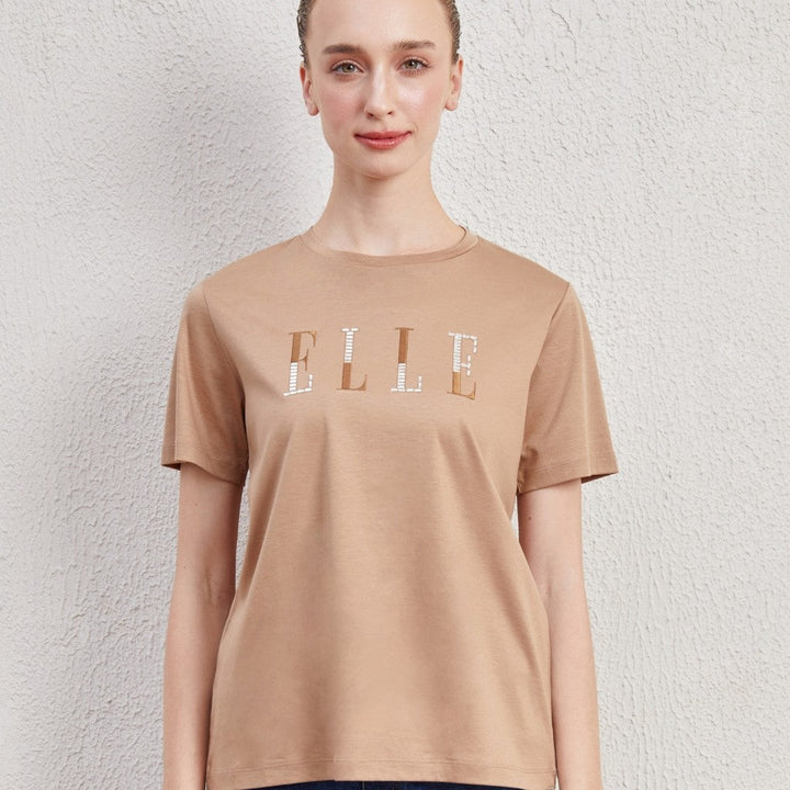 ELLE เสื้อยืดคอกลม แขนสั้น ทรง BASIC  สีน้ำตาล รีด Crystal  ELLE กลางอก  รุ่น W3K712 ICCSHOPPING
