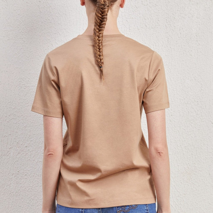 ELLE เสื้อยืดคอกลม แขนสั้น ทรง BASIC  สีน้ำตาล รีด Crystal  ELLE กลางอก  รุ่น W3K712 ICCSHOPPING