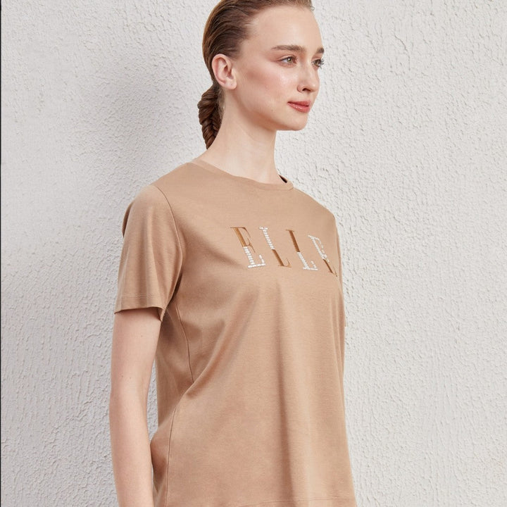 ELLE เสื้อยืดคอกลม แขนสั้น ทรง BASIC  สีน้ำตาล รีด Crystal  ELLE กลางอก  รุ่น W3K712 ICCSHOPPING