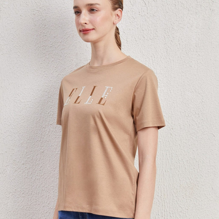 ELLE เสื้อยืดคอกลม แขนสั้น ทรง BASIC  สีน้ำตาล รีด Crystal  ELLE กลางอก  รุ่น W3K712 ICCSHOPPING