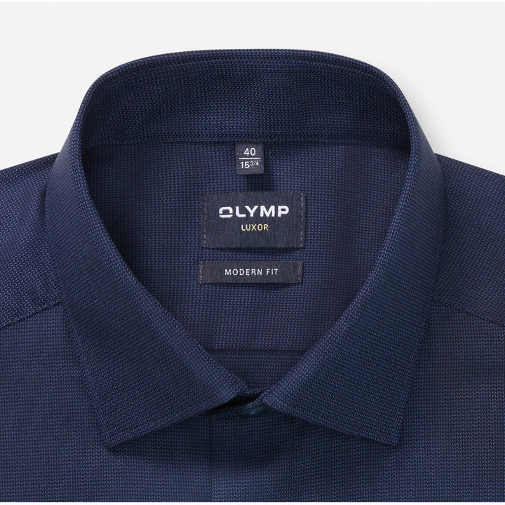OLYMP LUXOR Shirt เสื้อเชิ้ตผู้ชายแขนยาว ทรงหลวม สีกรมท่าผ้าเท็กเจอร์ รีดง่าย ยับยาก (101T2NV) WINT25 ICCSHOPPING
