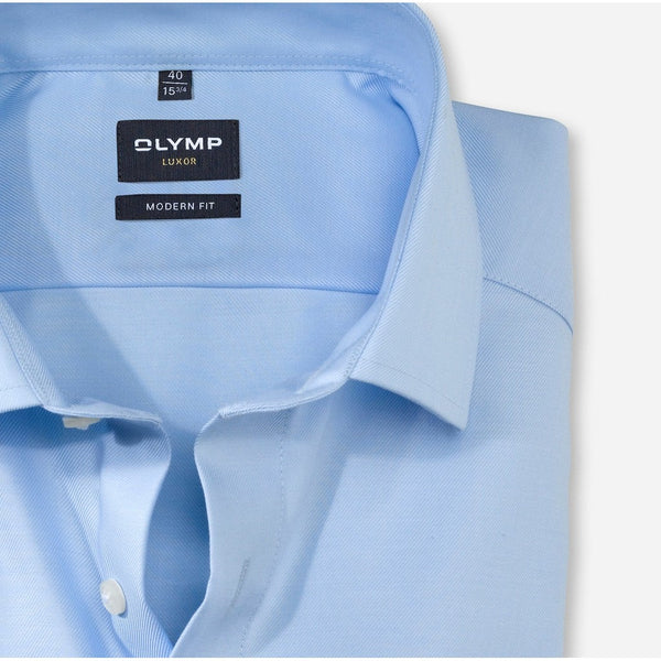 OLYMP LUXOR SHIRT เสื้อเชิ้ตผู้ชายแขนยาว ทรงหลวม สีฟ้า ยืดหยุ่นได้ดี รีดง่าย ยับยาก (04T1BU) WINT25 ICCSHOPPING