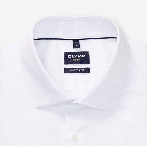 OLYMP LUXOR เสื้อเชิ้ตผู้ชายแขนยาว ทรงพอดีตัว สีขาว รีดง่าย ยับยาก  (04P2WH) WINT25 ICCSHOPPING