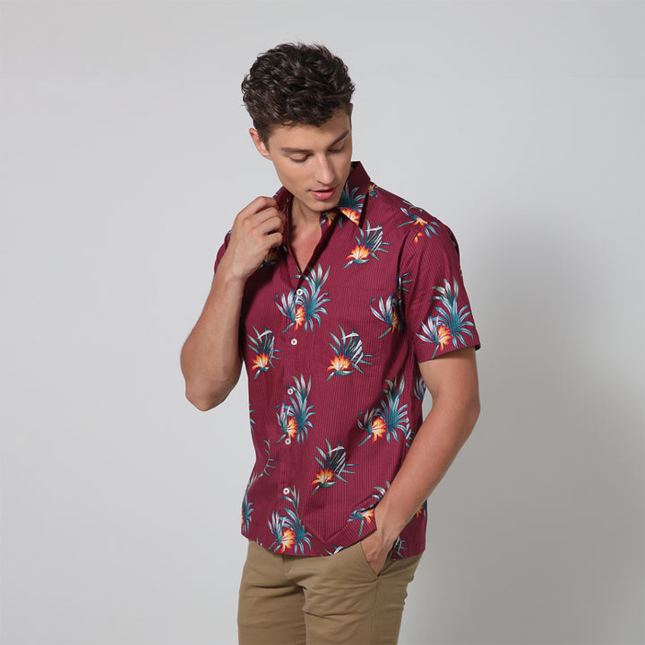 ARROW SHIRT เสื้อเชิ้ตแขนสั้น ลายพิมพ์ สีเลือดหมู ทรง COMFORT FIT ผ้า Cotton 100% MACC549-RE 