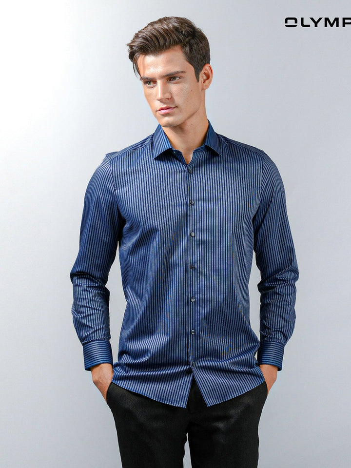 OLYMP  Level Five Shirt เสื้อเชิ้ตชาย สีฟ้าเข้ม ลายริ้วสีกรมท่า ทรงพอดีตัว ยืดหยุ่นได้ดี รีดง่าย AUTU23 ICCSHOPPING