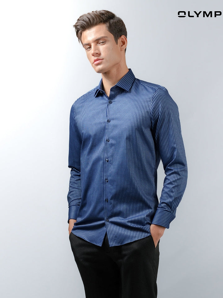 OLYMP  Level Five Shirt เสื้อเชิ้ตชาย สีฟ้าเข้ม ลายริ้วสีกรมท่า ทรงพอดีตัว ยืดหยุ่นได้ดี รีดง่าย AUTU23 ICCSHOPPING