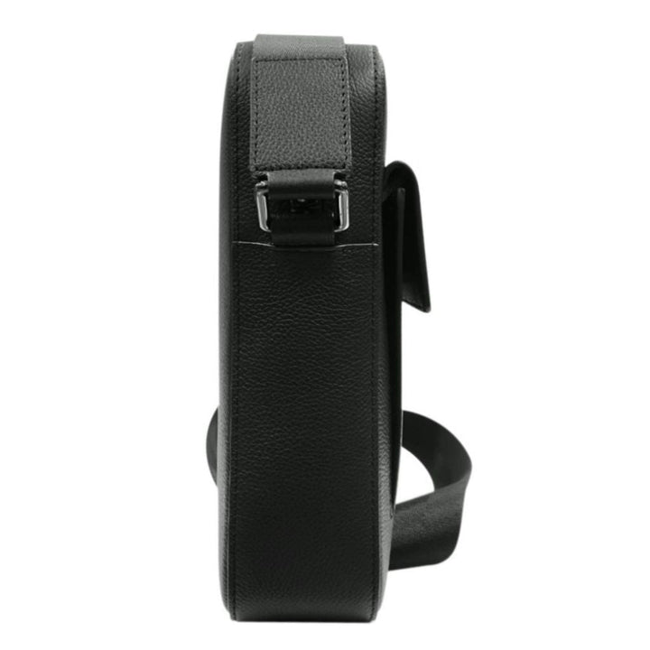 ARROW กระเป๋าสะพายข้างผลิตจากหนังวัวแท้อัดลาย สีดำ รุ่น PENSA (MYCH109S5BSBLMX) ICCSHOPPING