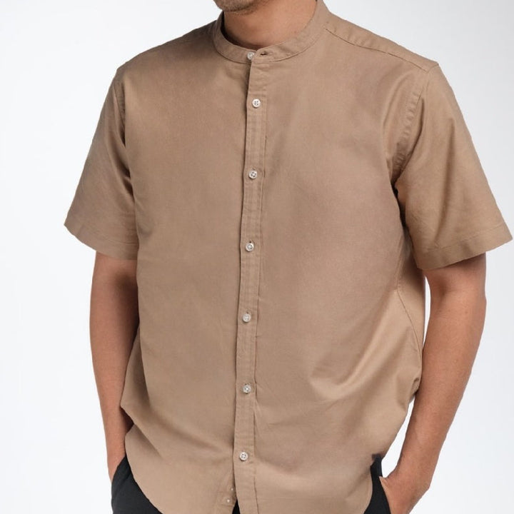 era-won เสื้อเชิ้ต คอจีน รุ่น OXFORD SHORT-SLEEVED MANDARIN COLLAR 100% COTTON ทรง Regular สี Beige ICCSHOPPING