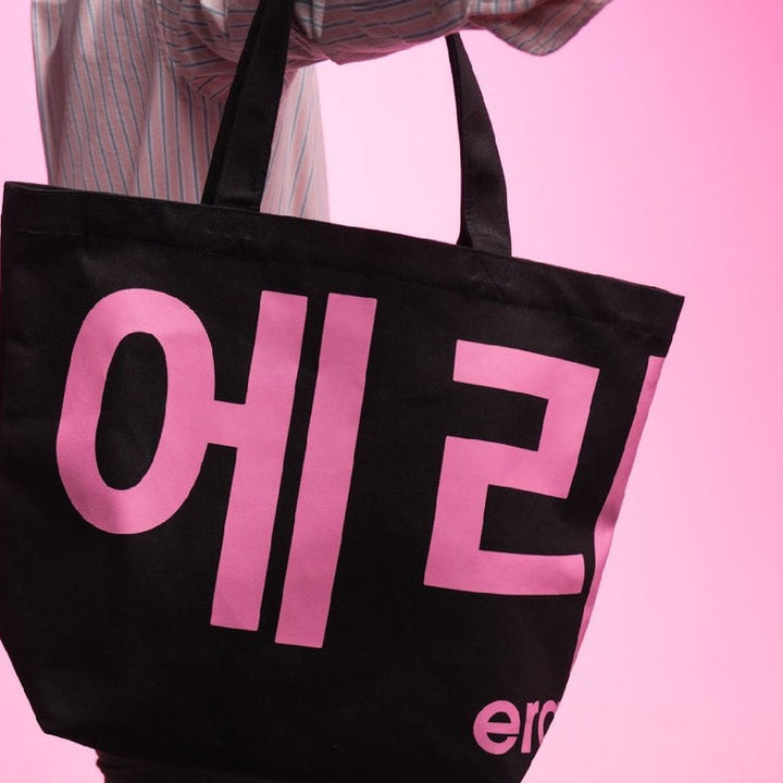 era-won กระเป๋าผ้า Medium Korea Bag (limited edition) KOREA BAG สี Pink-stuff (ดำสกรีนชมพู) มีซิป ICCSHOPPING