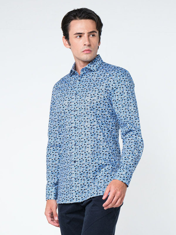 OLYMP  No. Six Shirt เสื้อเชิ้ต ผ้าเรียบพิมพ์ลายเรโทรสีฟ้าอ่อน มีความยืดหยุ่น   ทรงเข้ารูป ยืดหยุ่นได้
