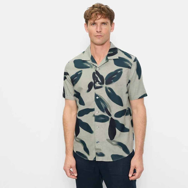 OLYMP CASUAL SHIRT เสื้อเชิ้ตฮาวาย ผู้ชายแขนสั้น ทรง Casual regular fit สีเขียว พิมพ์ลายใบไม้   AUTU26