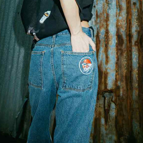 era-won กางเกงยีนส์ขายาวทรงกระบอก สำหรับคุณผู้ชาย CURVE DENIM สีฟอกกลาง ปักกระเป๋าลาย FLOWSKULL
