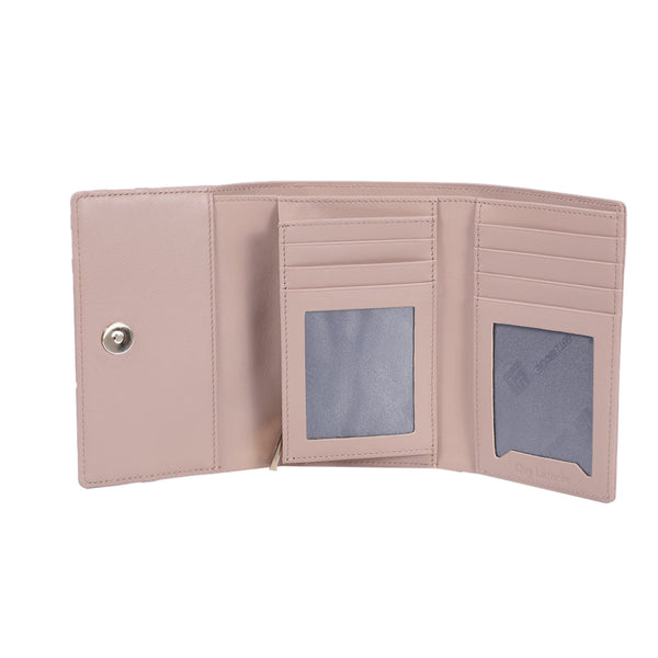 Guy Laroche กระเป๋าสตางค์ผู้หญิง สามพับกลาง  ทำจากหนัง soft  เรียบ  สีน้ำตาลอ่อน รุ่น AGP09033S6BEM ICCSHOPPING