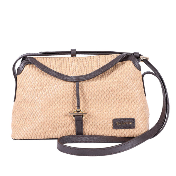 Guy Laroche ทำจากเส้นใยธรรมชาติสีน้ำตาลครีม  ตกแต่งด้วยหนัง Soft  สีน้ำตาล รุ่น AGH0981CS6BEM