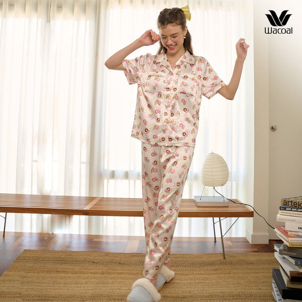 Wacoal Sleepwear Santa Monica วาโก้ ชุดนอนกันโป๊ รูปแบบเสื้อแขนสั้น กางเกงขายาว รุ่น WN7O02